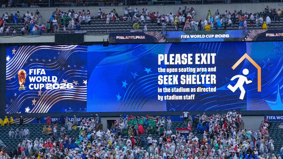 Tabuľa vyzýva fanúšikov, aby opustili svoje miesta, keď počas zápasu skupiny I na majstrovstvách sveta vo futbale medzi Francúzskom a Irakom vo Philadelphii zasiahla silná búrka.