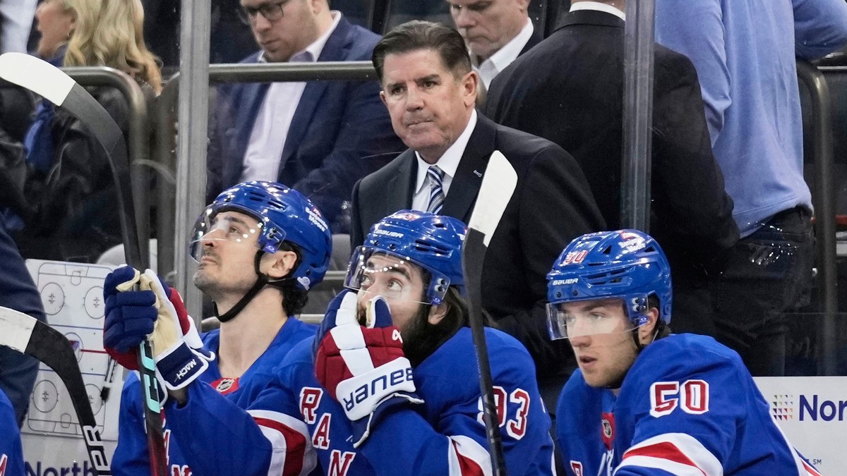 Peter Laviolette na striedačke New Yorku Rangers.
