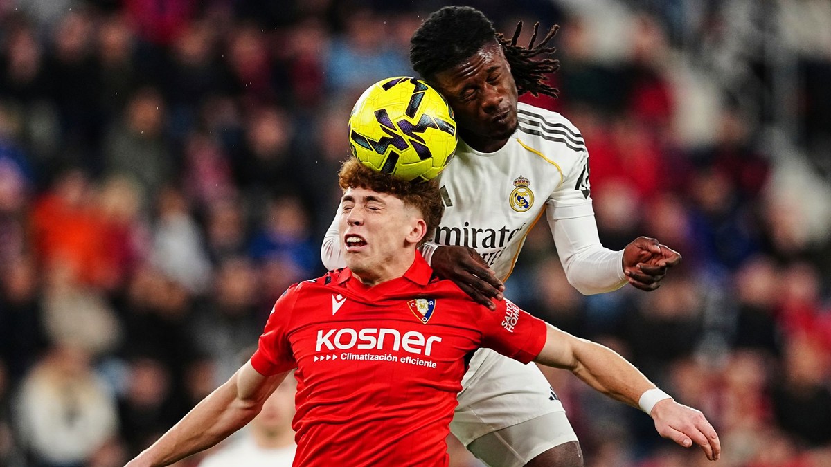 Eduardo Camavinga z Realu Madrid (vpravo) ide na loptu spolu s Víctorom Muñozom z Osasuny.