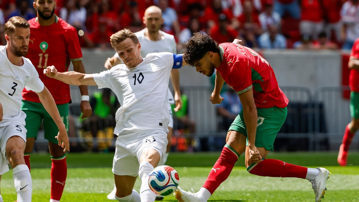 Nórsky stredopoliar Martin Odegaard (10) bojuje o loptu proti marockému útočníkovi Abde Ezzalzoulimu.