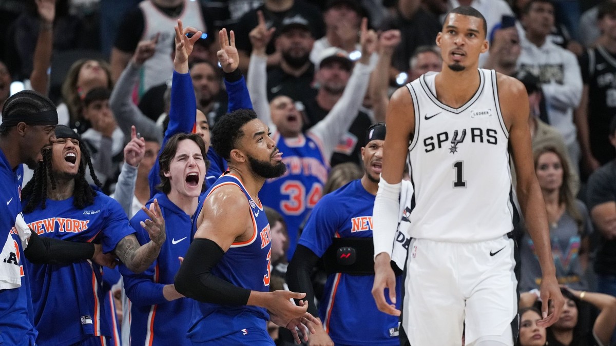 Hráči New York Knicks oslavujú úspešný kôš. Victor Wembanyama (1) je sklamaný po druhej prehre San Antonia.