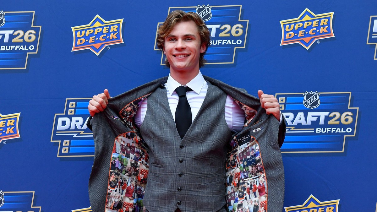 Gavin McKenna počas draftu NHL 2026.