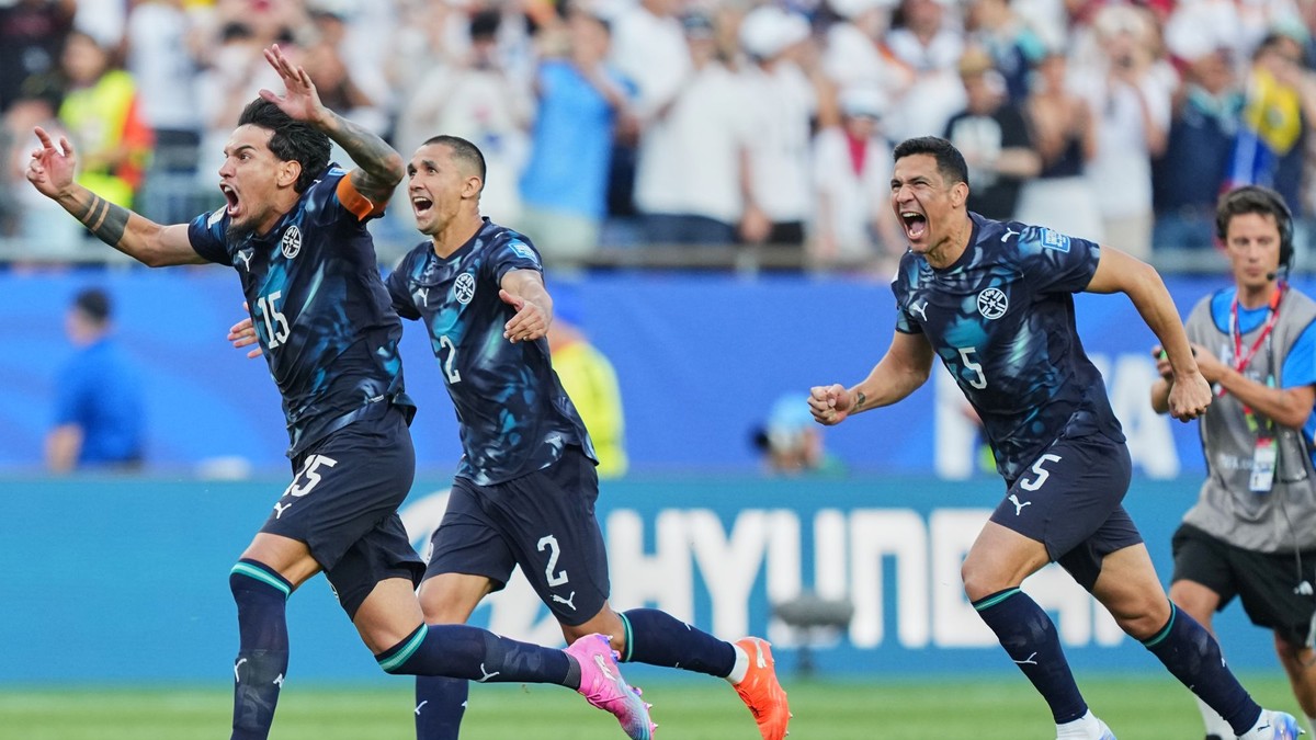 Na snímke hráči Paraguaja  Gustavo Gomez (15) a Gustavo Velazquez (2) sa tešia z výhry po šestnásťfinálovom dueli Nemecko - Paraguaj.
