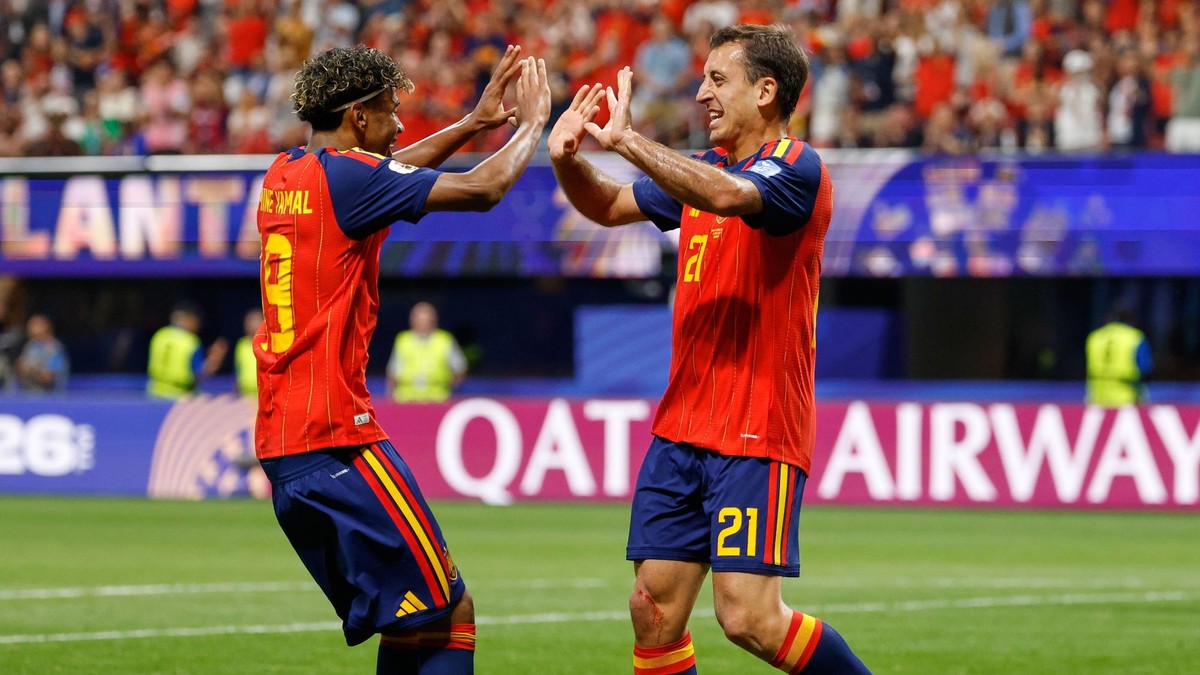 Mikel Oyarzabal (vpravo) oslavuje so spoluhráčom Lamineom Yamalom