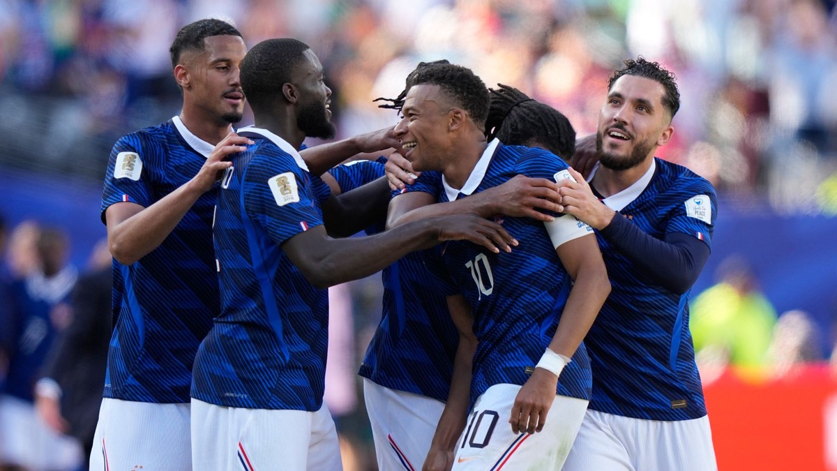 Francúzsky Kylian Mbappé (v strede) oslavuje so spoluhráčmi po tom, čo strelil tretí gól svojho tímu proti Senegalu.