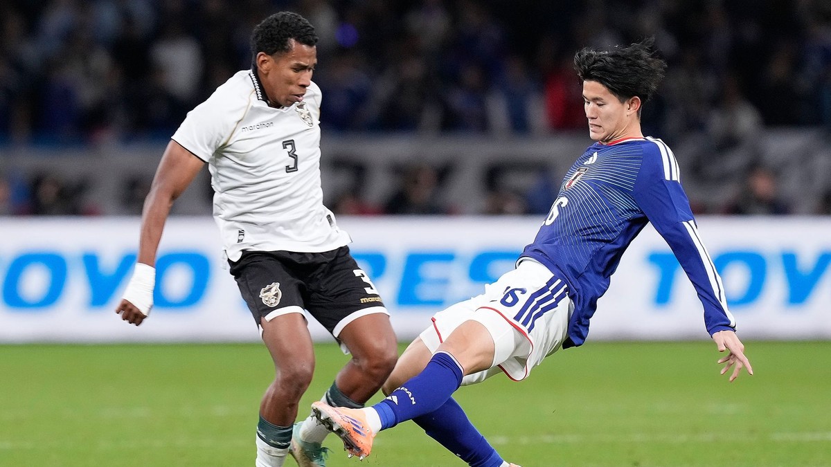 Na archívnej snímke z 18. novembra 2025 futbalista Bolívie Diego Medina (vľavo) a hráč Japonska Keisuke Goto bojujú o loptu v prípravnom dueli Japonsko - Bolívia v Tokiu.