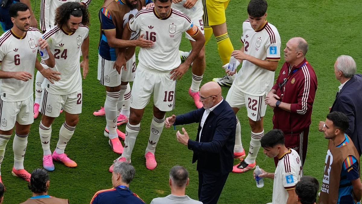 Tréner španielskej reprezentácie Luis de la Fuente hovorí so svojím tímom počas zápasu skupiny H na majstrovstvách sveta vo futbale medzi Uruguajom a Španielskom.