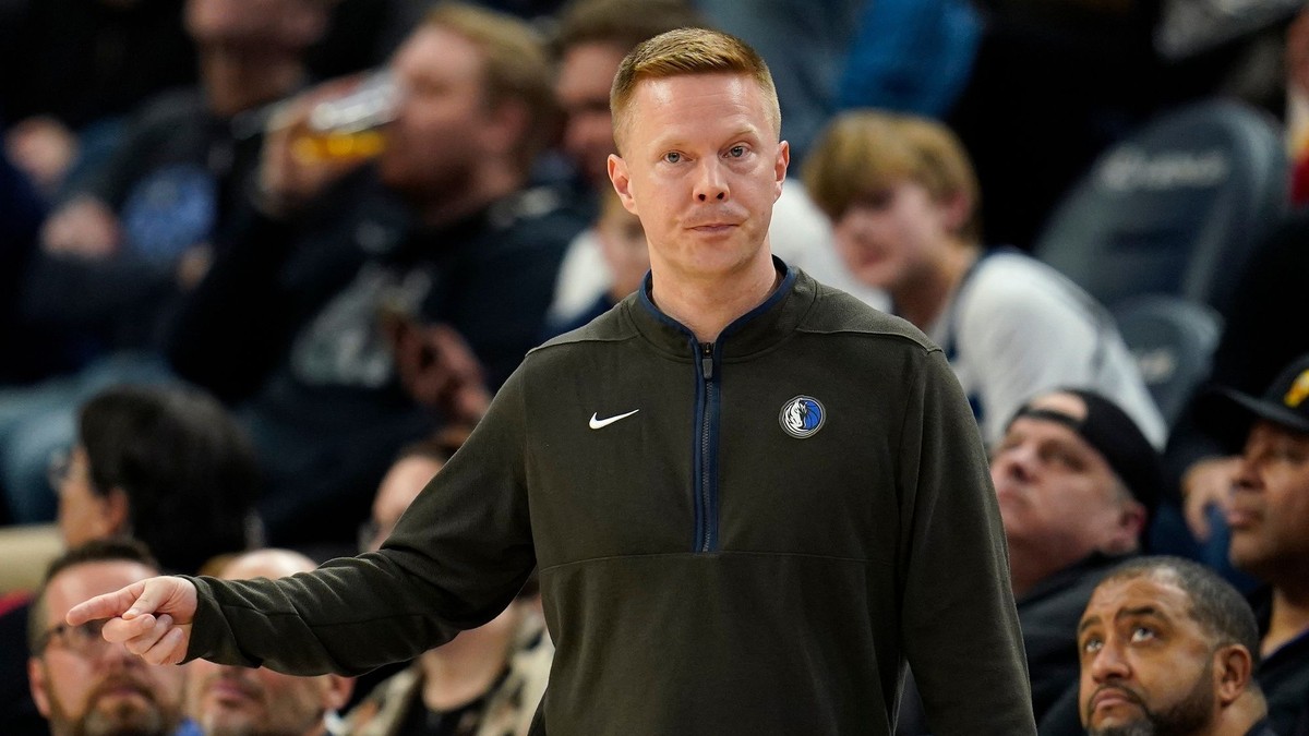 Na archívnej snímke z 19. decembra 2022 v Minneapolise asistent trénera Sean Sweeney z Dallasu Mavericks počas zápasu zámorskej NBA proti Minnesote Timberwolves.