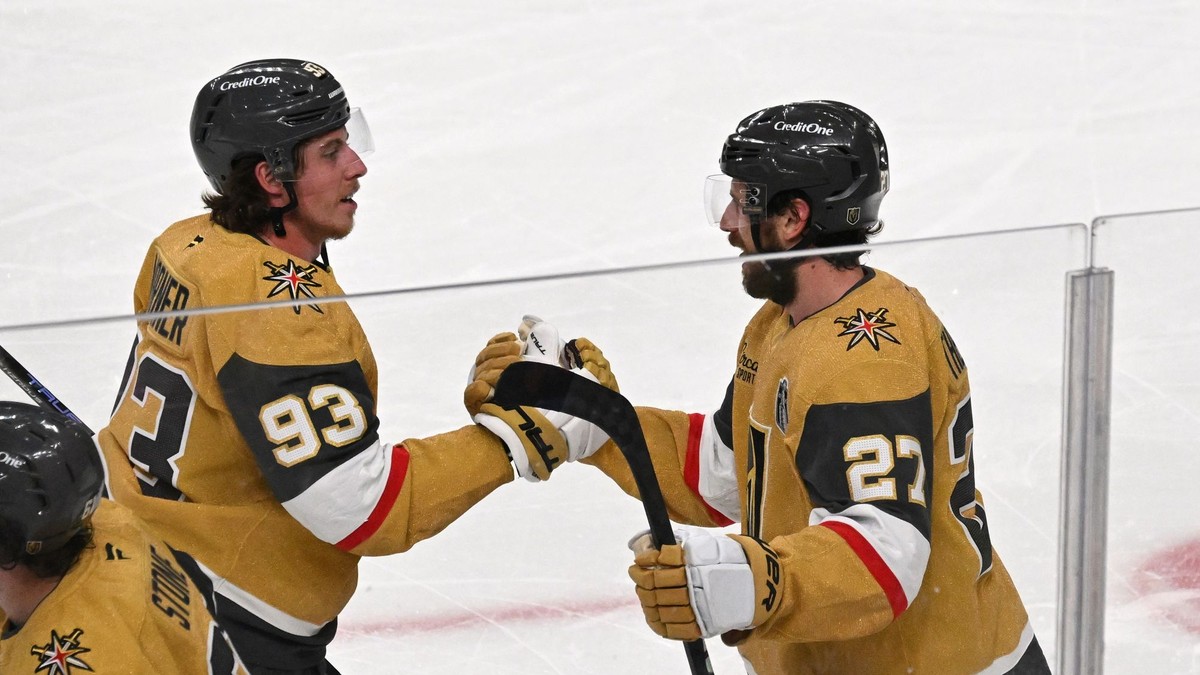 Shea Theodore a Mitch Marner.