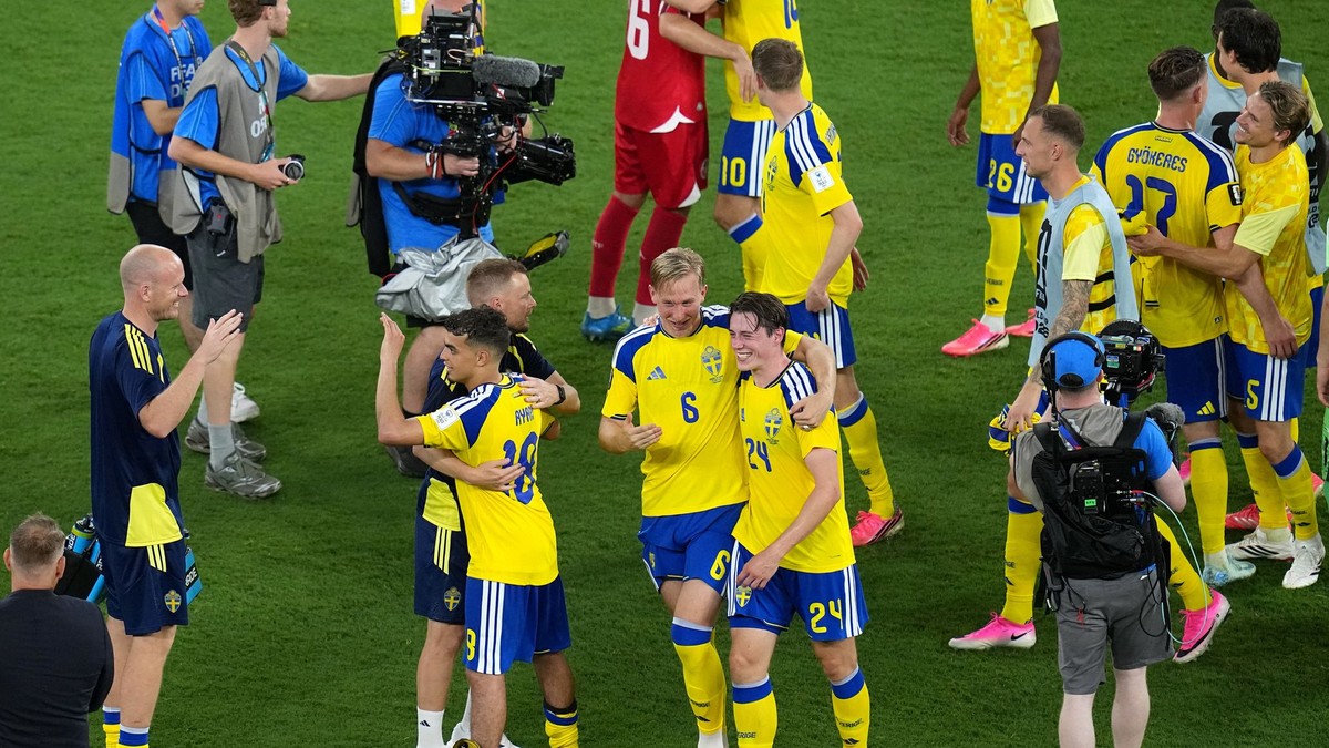 Futbalisti Švédska oslavujú výhru s Tuniskom. 
