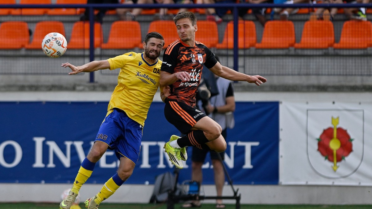 Alexander Selecký (Ružomberok) a vľavo Andreas Gruber (Dunajská Streda) bojujú o loptu v zápase 1. kola Niké ligy.