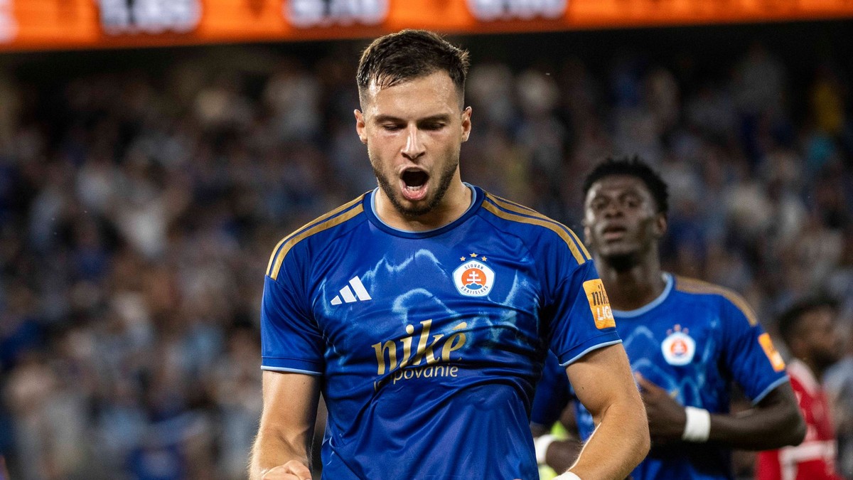 Na snímke sprava Mykola Kucharevič (Slovan) oslavuje gól počas odvetného zápasu 2. predkola Ligy majstrov ŠK Slovan Bratislava - FC Iberia 1999 Tbilisi.