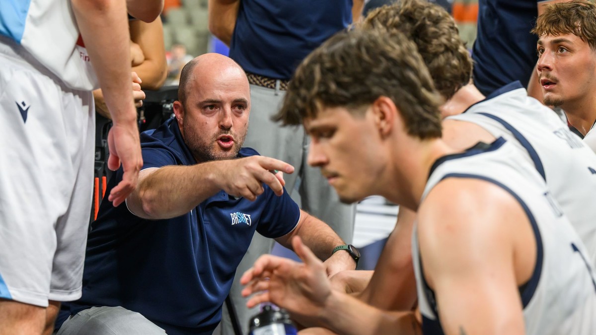 Na snímke tréner Slovenska Mikel Odriozola Gimeno počas zápasu A-skupiny Slovensko - Írsko na turnaji B-kategórie majstrovstiev Európy basketbalistov do 20 rokov.