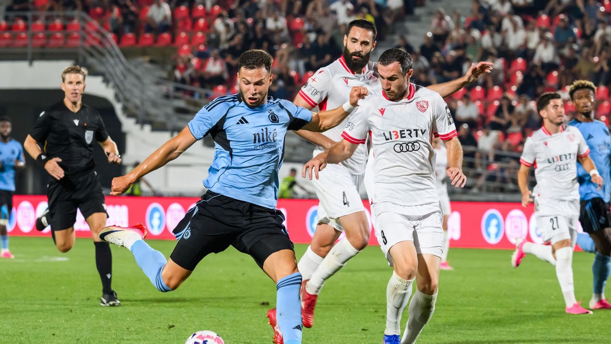 Na snímke zľava Mykola Kucharevyč (Slovan), Vahid Selimovic (Iberia) a Jemal-Giorgi Jinjolava (Iberia).