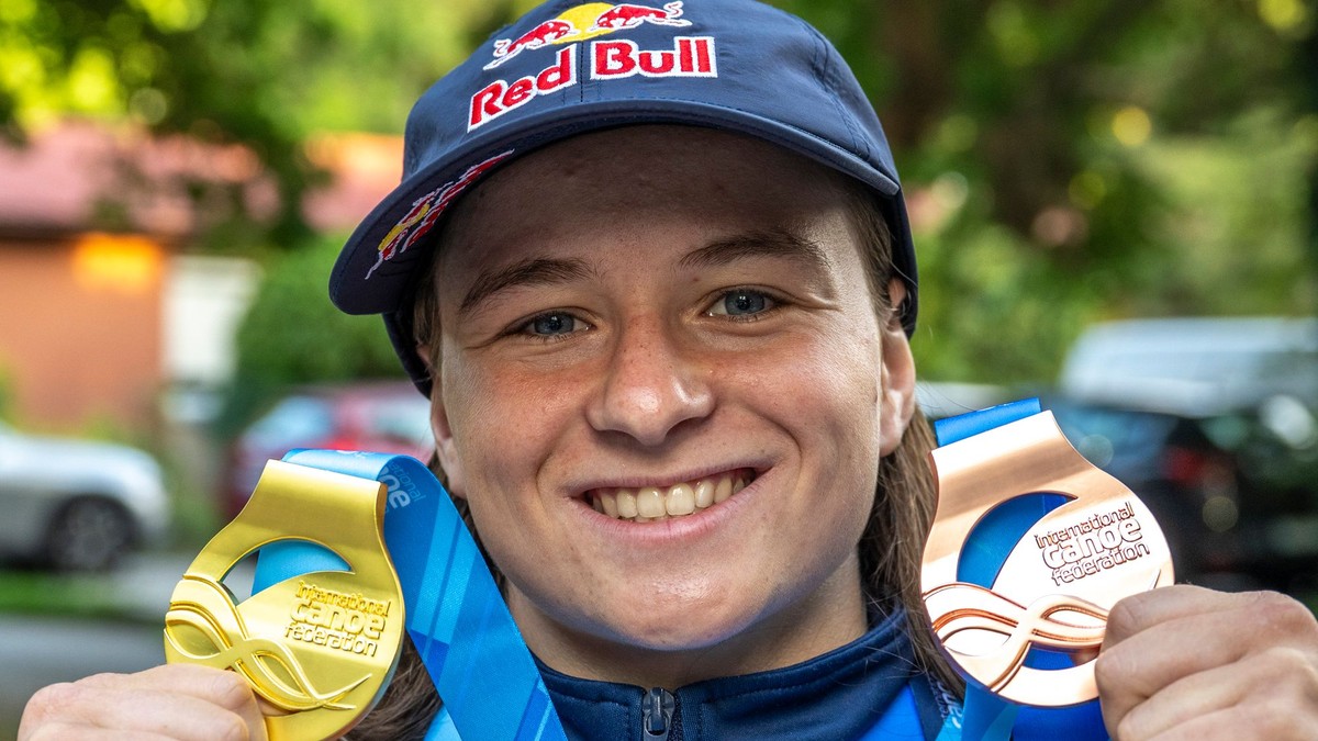 Zuzana Paňková, ktorá sa vrátila zo svetového šampionátu v americkom meste Oklahoma City, pózuje so zlatou a bronzovou medailou.