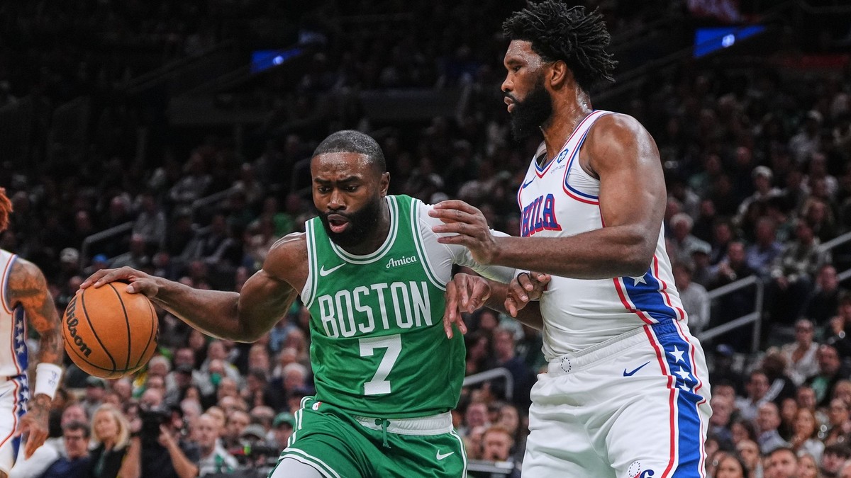 Krídelník Boston Celtics Jaylen Brown (č. 7) preniká pod kôš proti centru Philadelphia 76ers Joelovi Embiidovi (vpravo).