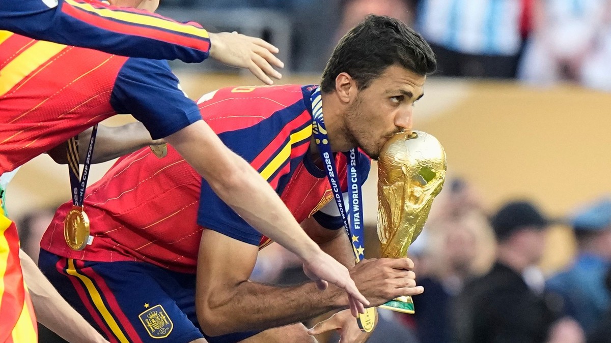 Na archívnej snímke z 19. júla 2026 španielsky futbalista Rodri bozkáva trofej po triumfe vo finálovom zápase Španielsko - Argentína.