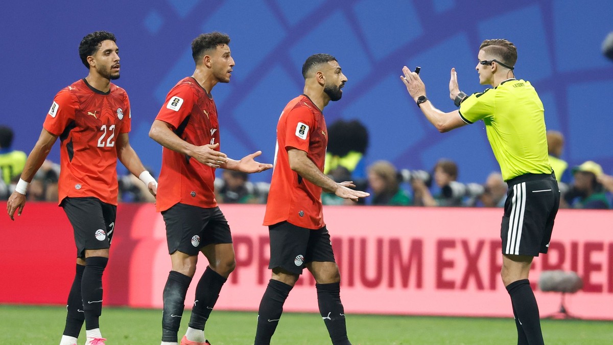 Egyptský kapitán Mohamed Salah diskutuje s francúzskym rozhodcom Françoisom Letexierom počas osemfinálového zápasu majstrovstiev sveta medzi Argentínou a Egyptom v Atlante.