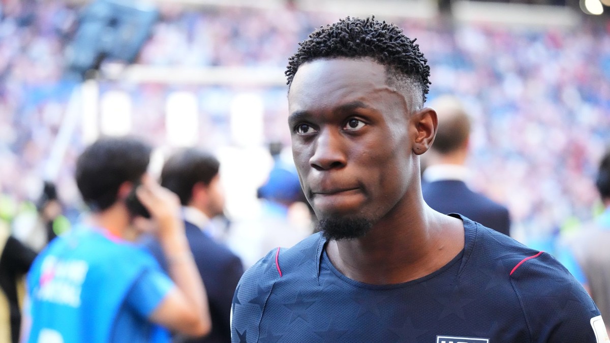 Američan Folarin Balogun (20) odchádza z ihriska po prehre v osemfinálovom dueli USA - Belgicko na majstrovstvách sveta vo futbale.