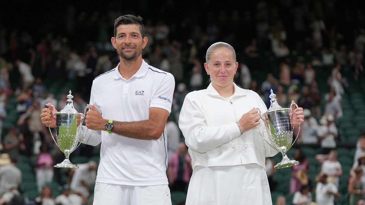 Lotyška Jelena Ostapenková a Salvádorčan Marcelo Arévalo oslavujú s víťaznou trofejou po triumfe.