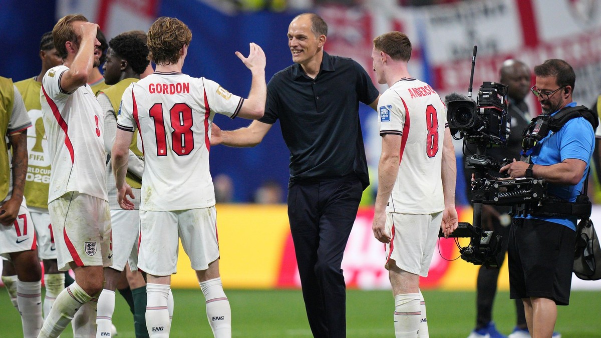 Tréner Anglicka Thomas Tuchel s hráčmi počas MS 2026.