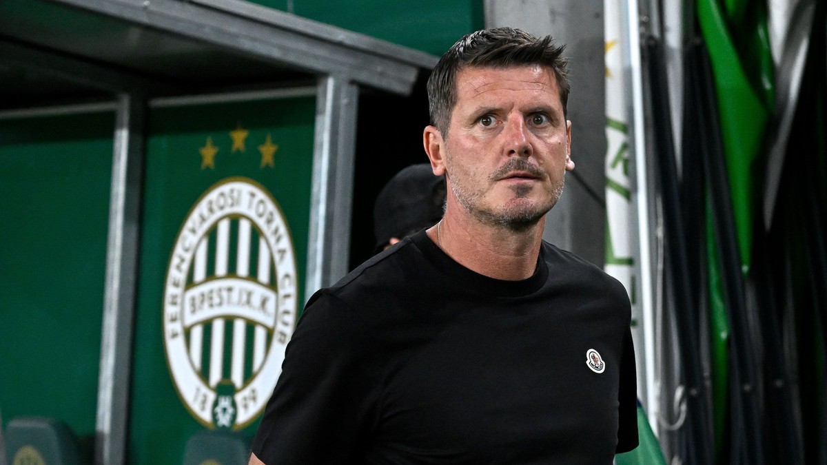 Slovenský tréner Balázs Borbély z Ferencvárosu Budapešť gestikuluje.