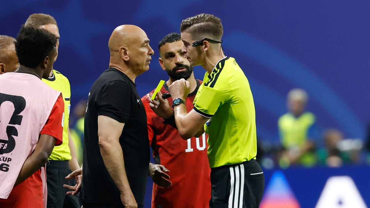 Tréner Egypťanov Hossam Hassan a rozhodca Francois Letexier z Francúzska v zápase osemfinále MS 2026 medzi Egyptom a Argentínou. 