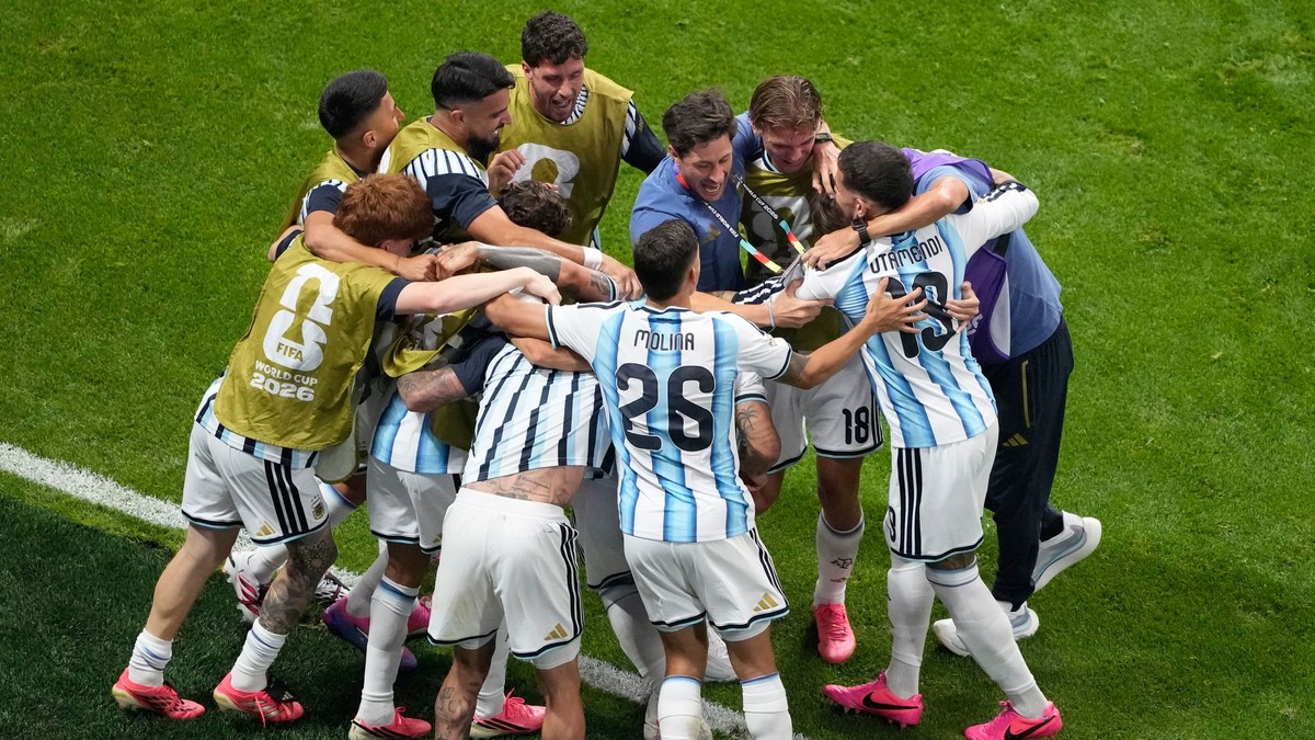 Argentínski hráči oslavujú postup do štvrťfinále na MS vo futbale 2026.