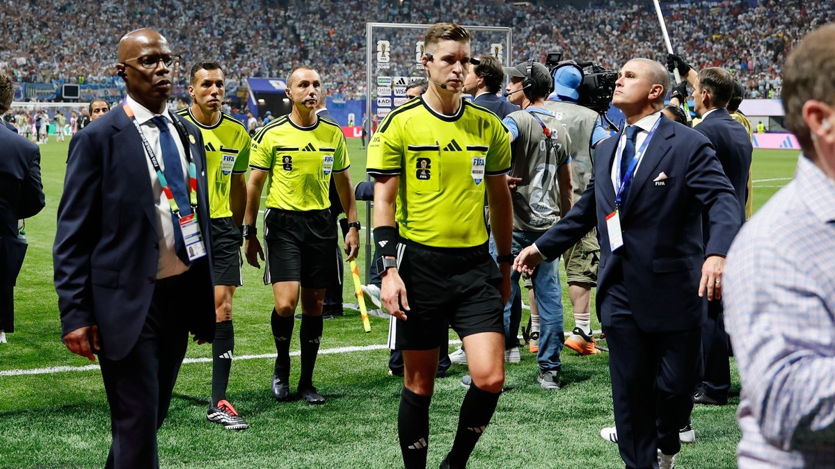  Rozhodca Francois Letexier odchádza po zápase osemfinále Argentína - Egypt na MS 2026 vo futbale.