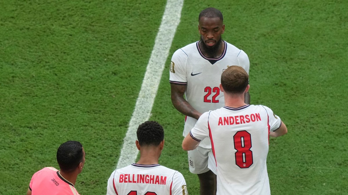 Elliot Anderson (8), Ivan Toney (22) a Jude Bellingham.