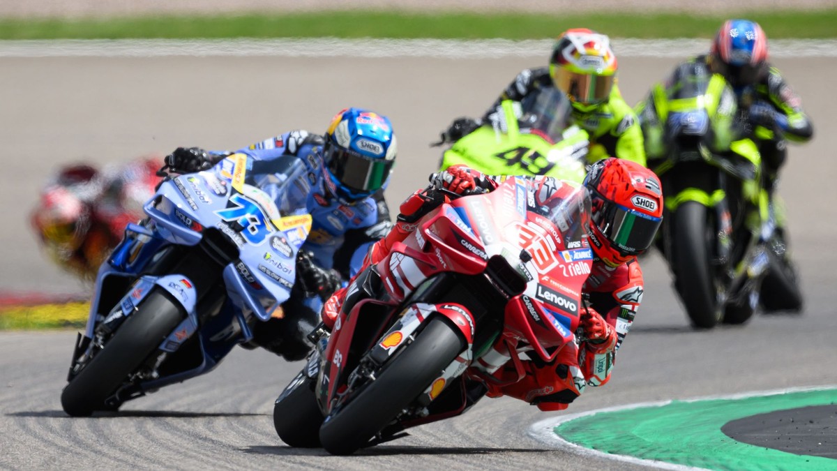 Víťaz Španiel Marc Márquez (vpredu) a jeho brat, druhý v poradí, Španiel Álex Márquez (vľavo).