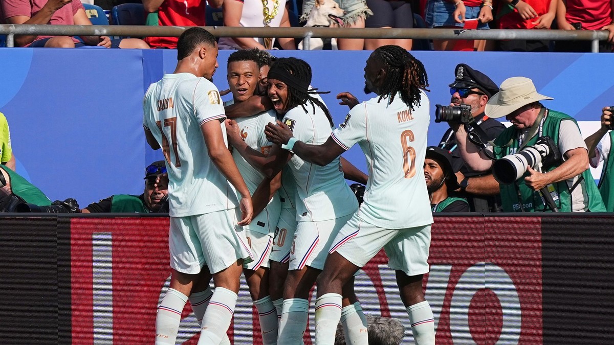Francúzsky hráč Kylian Mbappé (10) oslavuje so spoluhráčmi po tom, čo strelil úvodný gól svojho tímu.