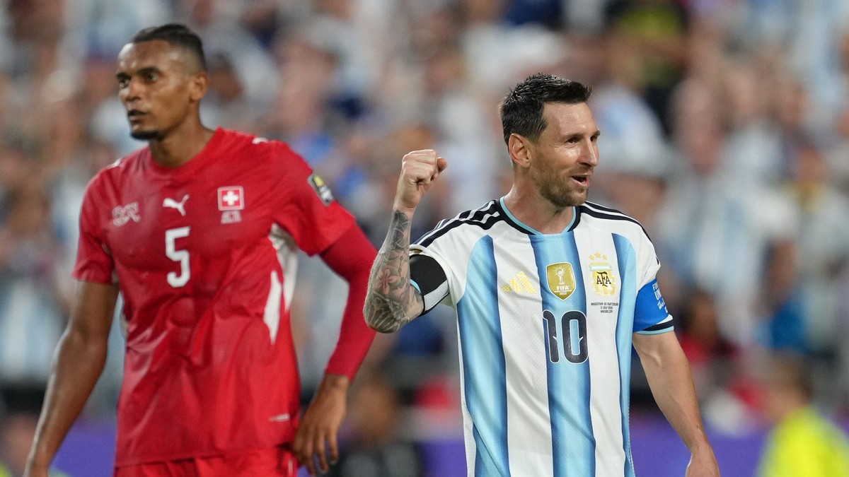 Argentínčan Lionel Messi (10) a Švajčiar Manuel Akanji (5) reagujú po štvrťfinálovom futbalovom zápase majstrovstiev sveta medzi Argentínou a Švajčiarskom.