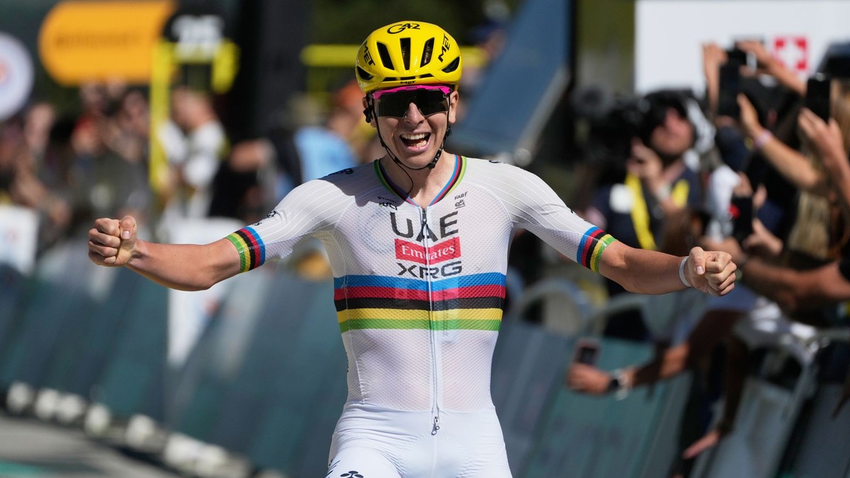 Slovinec Tadej Pogačar oslavuje po prejazde cieľovou čiarou po víťazstve v tretej etape cyklistických pretekov Tour de France.