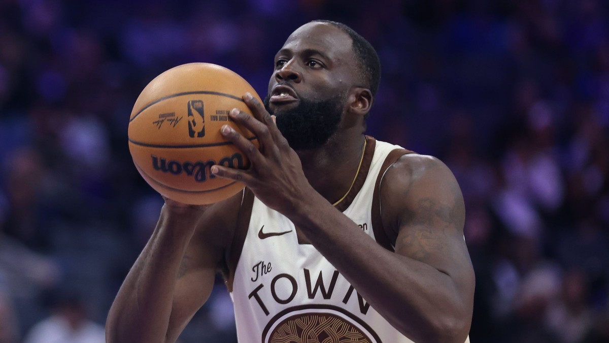 Basketbalista Golden State Warriors Draymond Green (23) strieľa v zápase zámorskej NBA Sacramento Kings - Golden State Warriors.