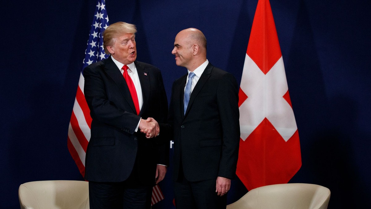 Prezident USA Donald Trump si podáva ruku (vľavo) s vtedajším švajčiarskym prezidentom Alainom Bersetom.