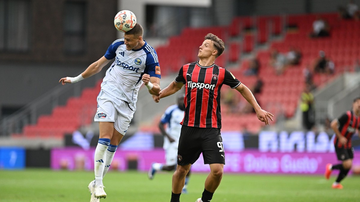 Hráč Trnavy David Polťák a hráč Michaloviec Polydefkis Volanakis počas zápasu 4. kola futbalovej Niké ligy medzi FC Spartak Trnava - MFK Zemplín Michalovce.