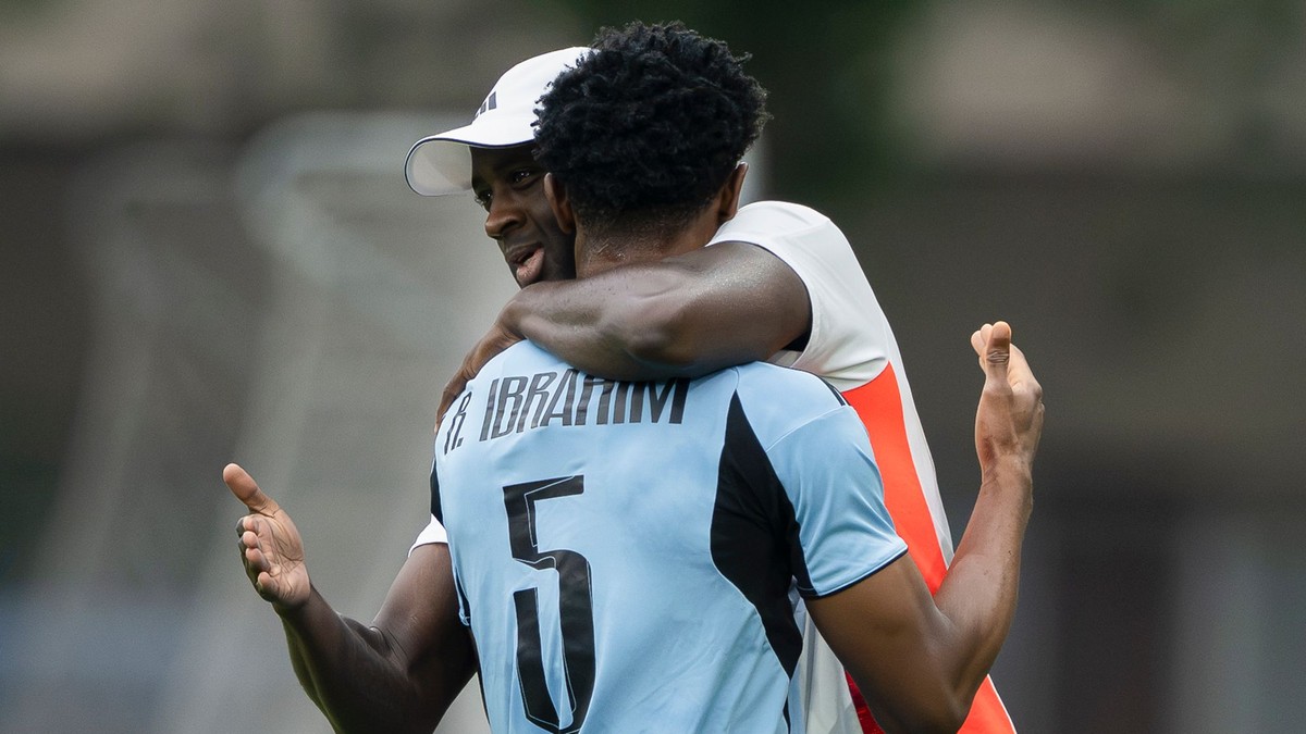 Rahim Ibrahim (Slovan) a tréner Slovana Yaya Touré sa tešia z gólu v zápase 2. kola futbalovej Niké ligy medzi ŠK Slovan Bratislava - FK Železiarne Podbrezová.
