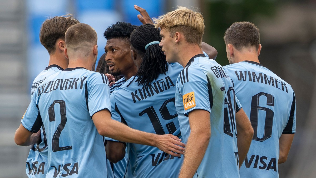 Slovan oslavuje gól .