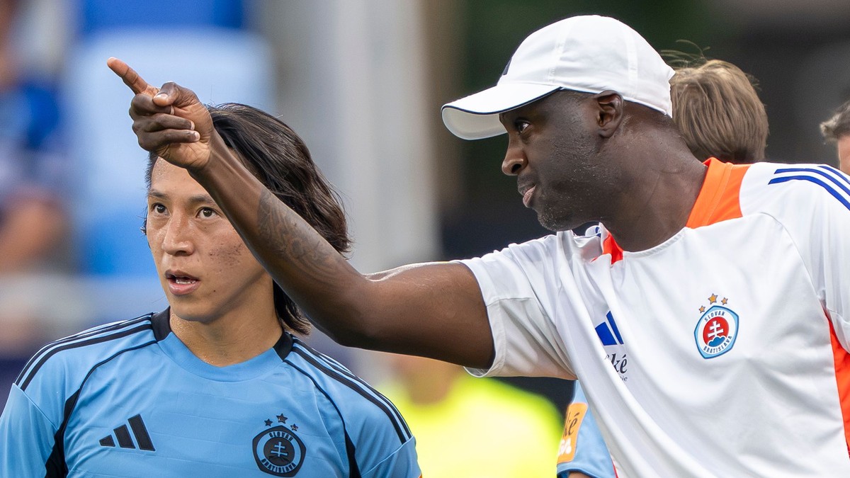 Na snímke sprava tréner Slovana Yaya Touré a hráč Slovana Daiki Matsuoka.