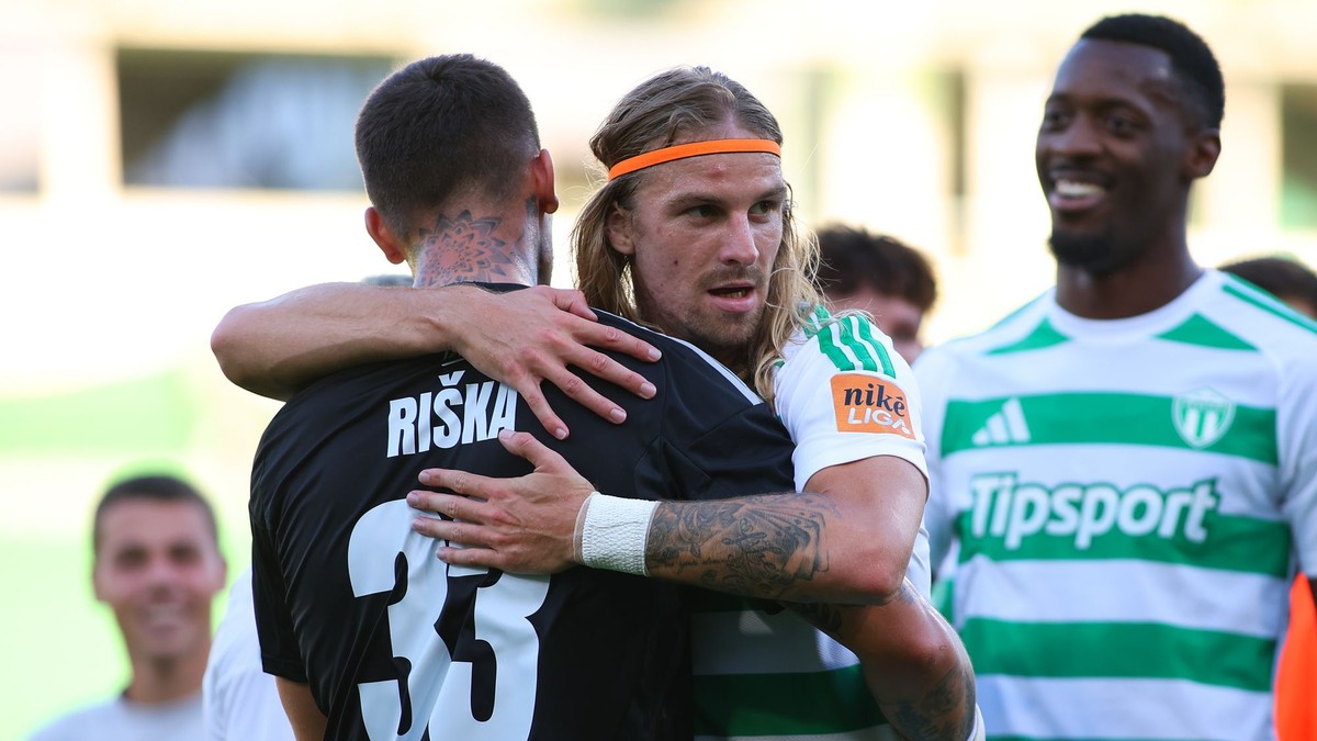 Zľava brankár Erik Riška a Mário Hollý (obaja Skalica) sa radujú z víťazstva po zápase 3. kola futbalovej Niké ligy medzi MŠK Žilina - MFK Skalica.