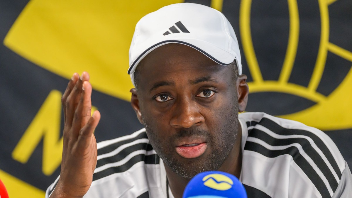 Tréner Slovana Yaya Touré hovorí počas tlačovej konferencie.