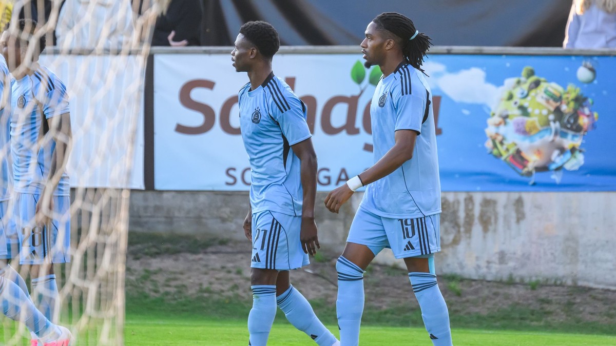 Suleiman Camara Sanneh a Manasse Kianga sa tešia z gólu počas prvého zápasu 3. predkola Ligy majstrov Mjällby AIF - ŠK Slovan Bratislava.