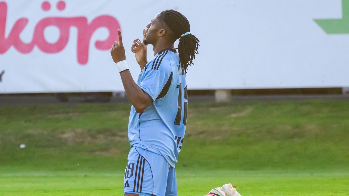 Na snímke Manasse Kianga (Slovan) sa teší z gólu  počas prvého zápasu 3. predkola Ligy majstrov Mjällby AIF - ŠK Slovan Bratislava.