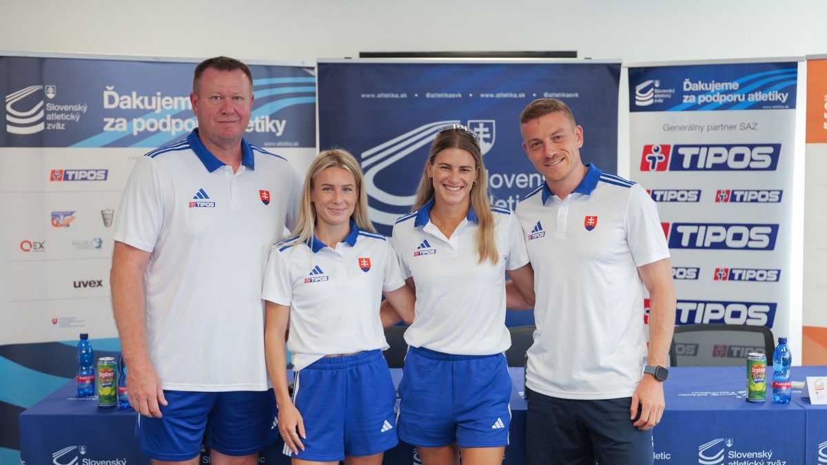 Na snímke zľava šéftréner slovenskej atletickej reprezentácie Libor Charfreitag, atléti Viktória Fosterová, Daniela Ledecká a Ján Volko.