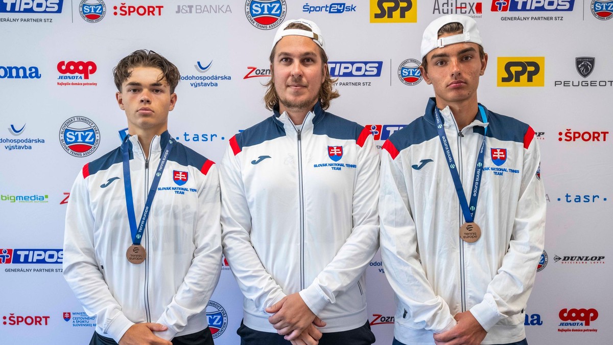 Marko Bekéni (vľavo) a Leon Sloboda (vpravo) a kapitán tímu Lukáš Lacko pózujú s bronzovými medailami.