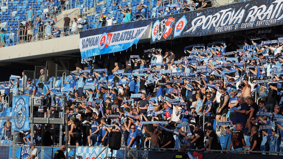 Fanúšikovia ŠK Slovan Bratislava.