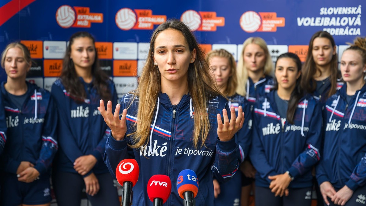 Na snímke uprostred volejbalistka Karolína Fričová počas tlačového brífingu slovenskej ženskej volejbalovej reprezentácie pred odletom na majstrovstvá Európy 2026 vo Švédsku.