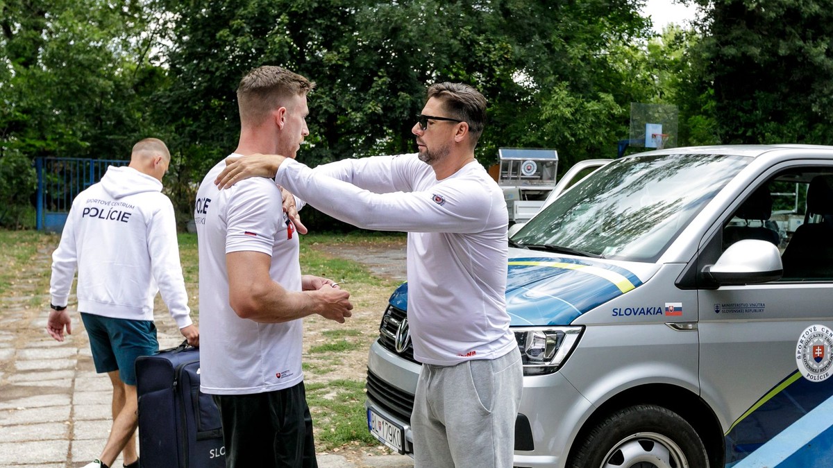 Na snímke zľava slovenský reprezentant v rýchlostnej kanoistike Samuel Baláž a tréner rýchlostných kanoistov Andrej Wiebauer pred odchodom slovenskej výpravy.