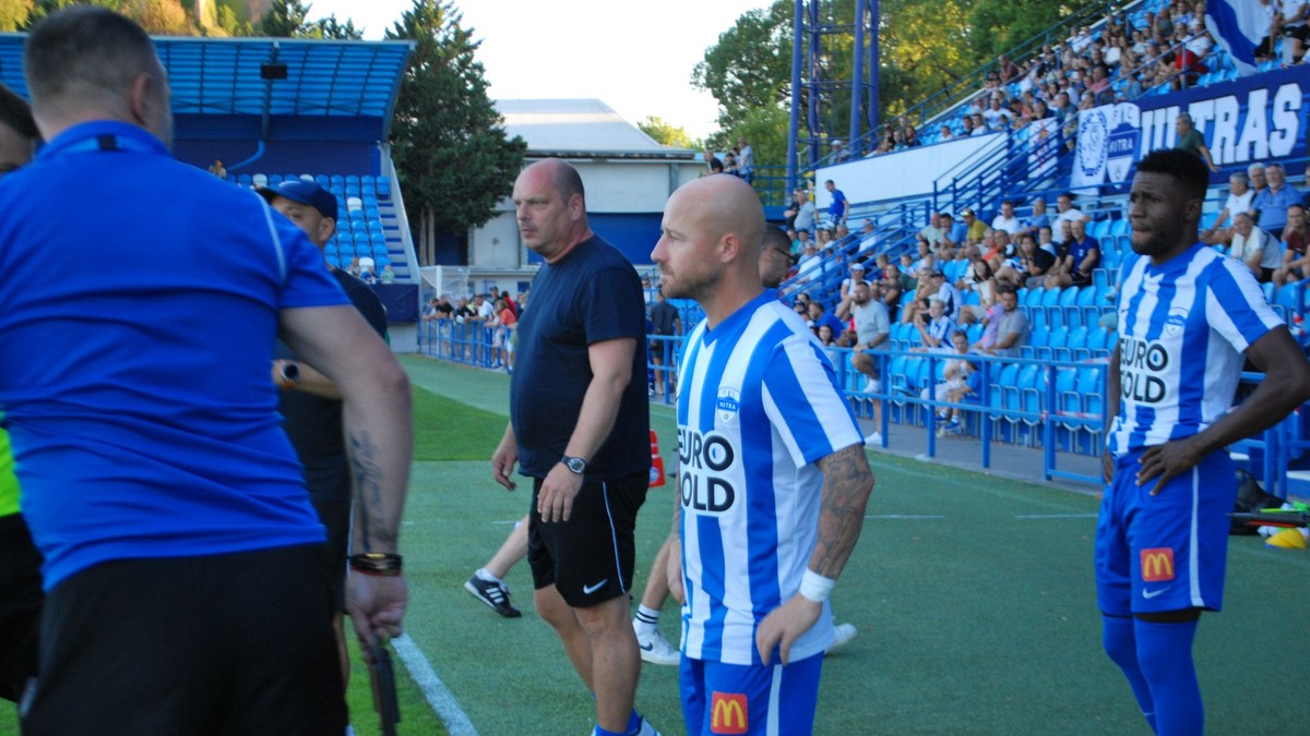 Tréner FC Nitra Andrej Štefanka (v čiernom) posiela do hry Miroslava Stocha.